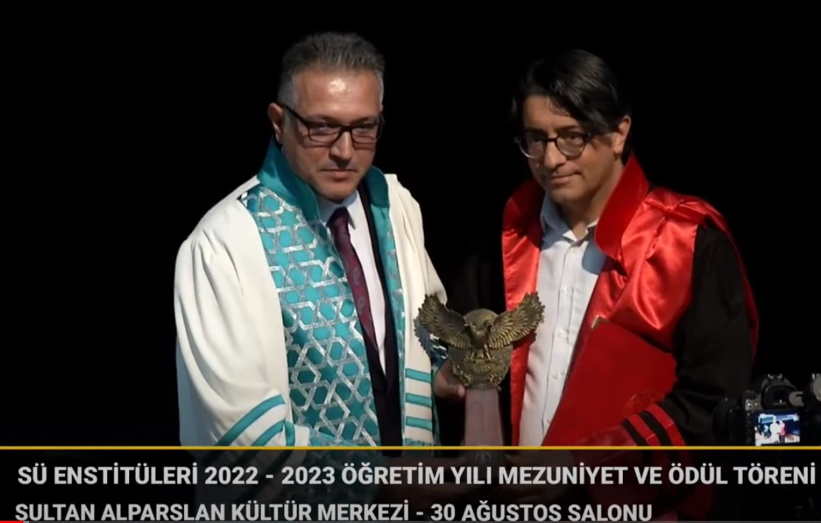 Selçuk Üniversitesi 2022 – 2023 öğretim yılı doktora ve yüksek lisans mezunları, 12.07.2023 tarihinde, 7 enstitünün birlikte düzenlediği “Mezuniyet ve Ödül Töreni”nde cübbelerini giydi.